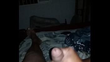 Русская студента поклала ноги под саму себя и мастурбирует свой горошек клитора